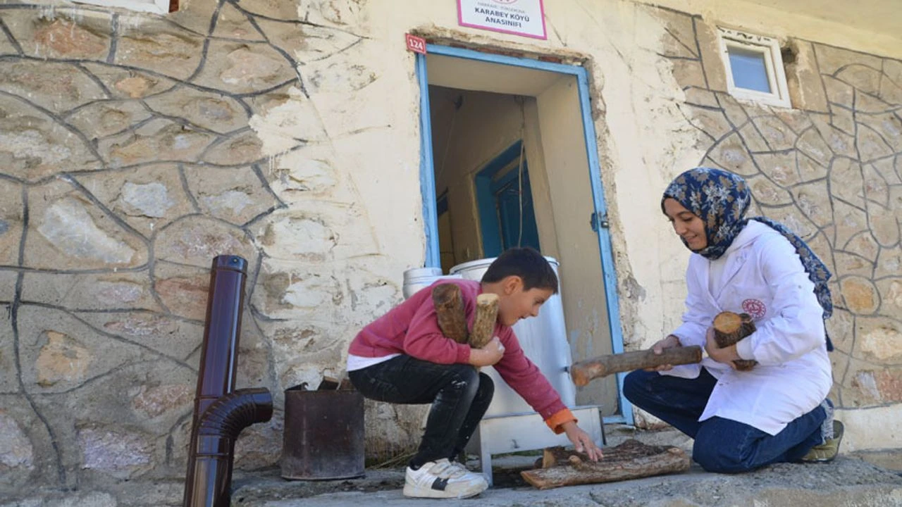 Yüksekova'da ara tatilini öğrencilerine adayan köy öğretmeni