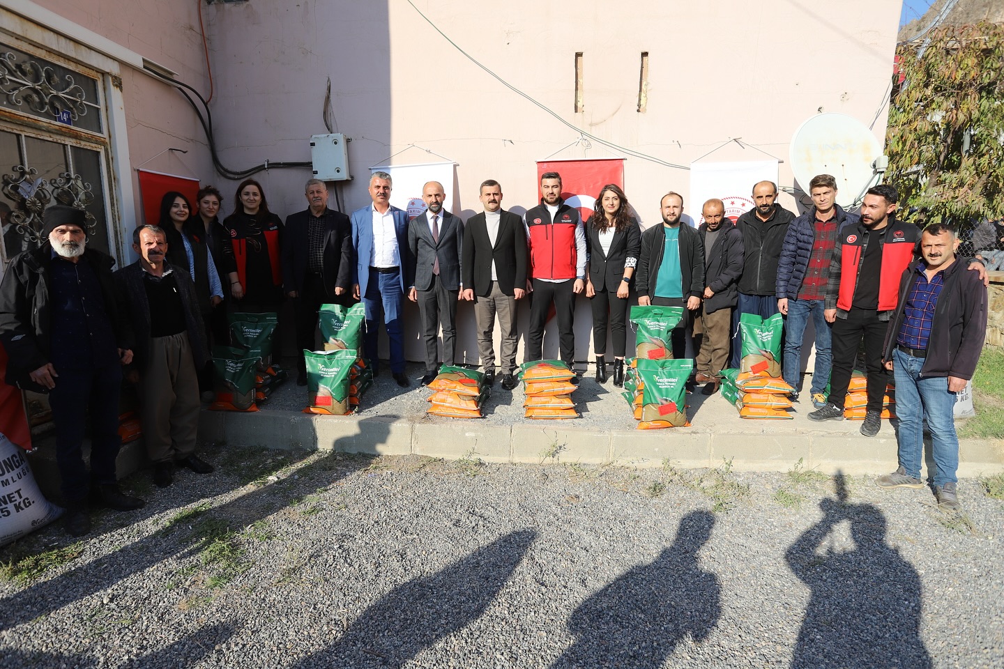 Çukurca'daki çiftçilere yonca tohumu desteği!