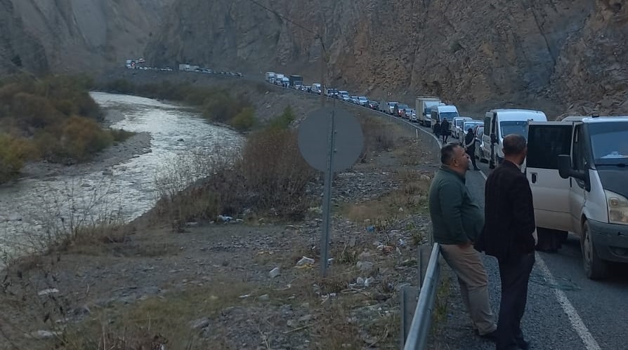 Hakkari-Van Karayolunda araç kuyruğu oluştu