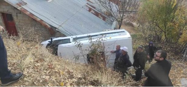 Minibüs şarampole devrildi