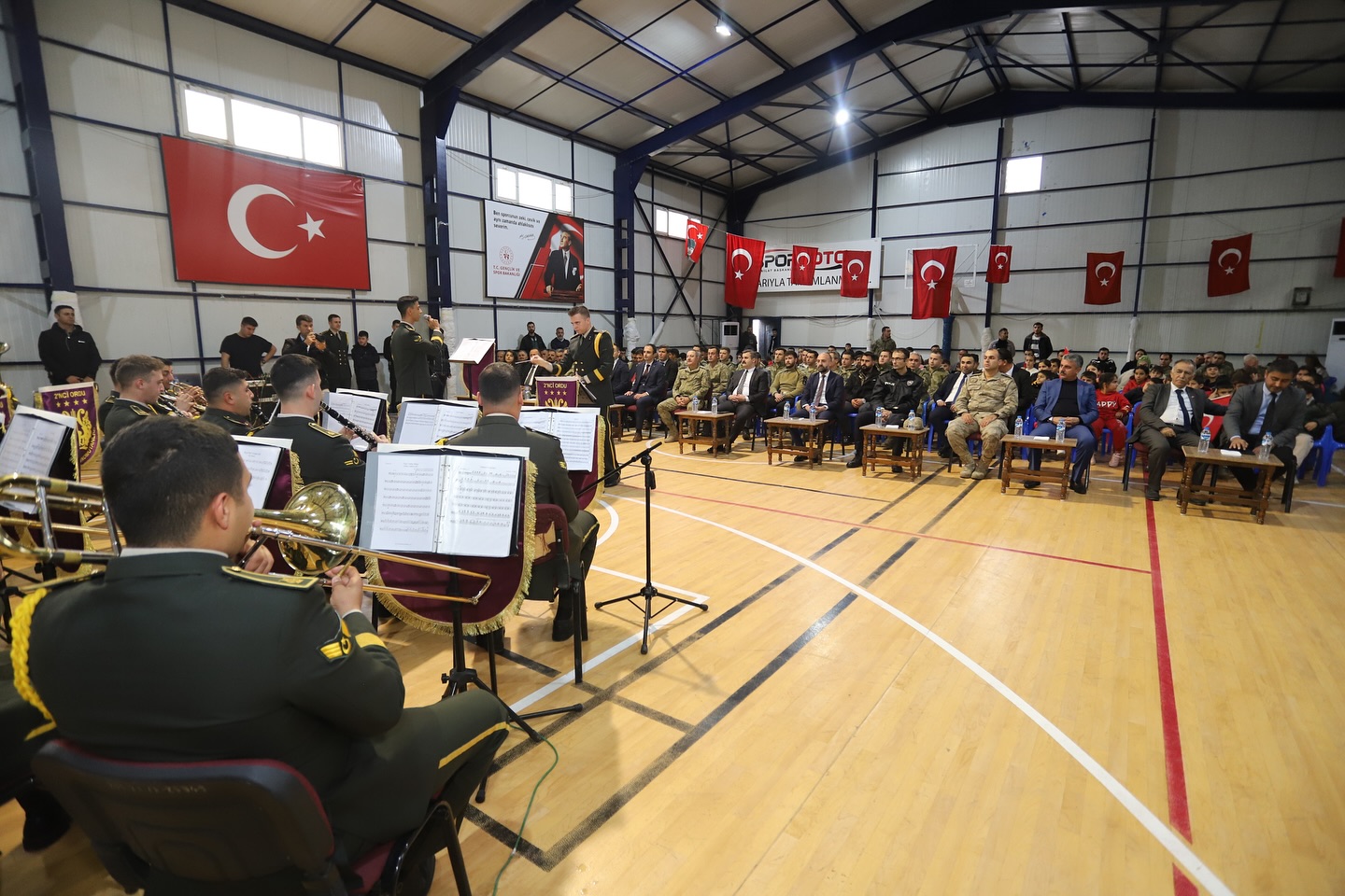 Askeri bando takımı Çukurca'da konser verdi
