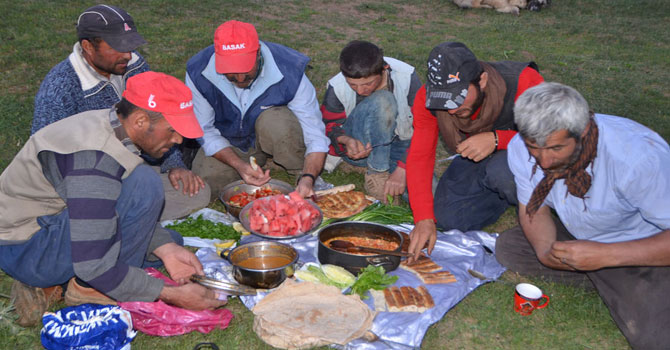 Yüksekovalı çobanların iftar sofrası