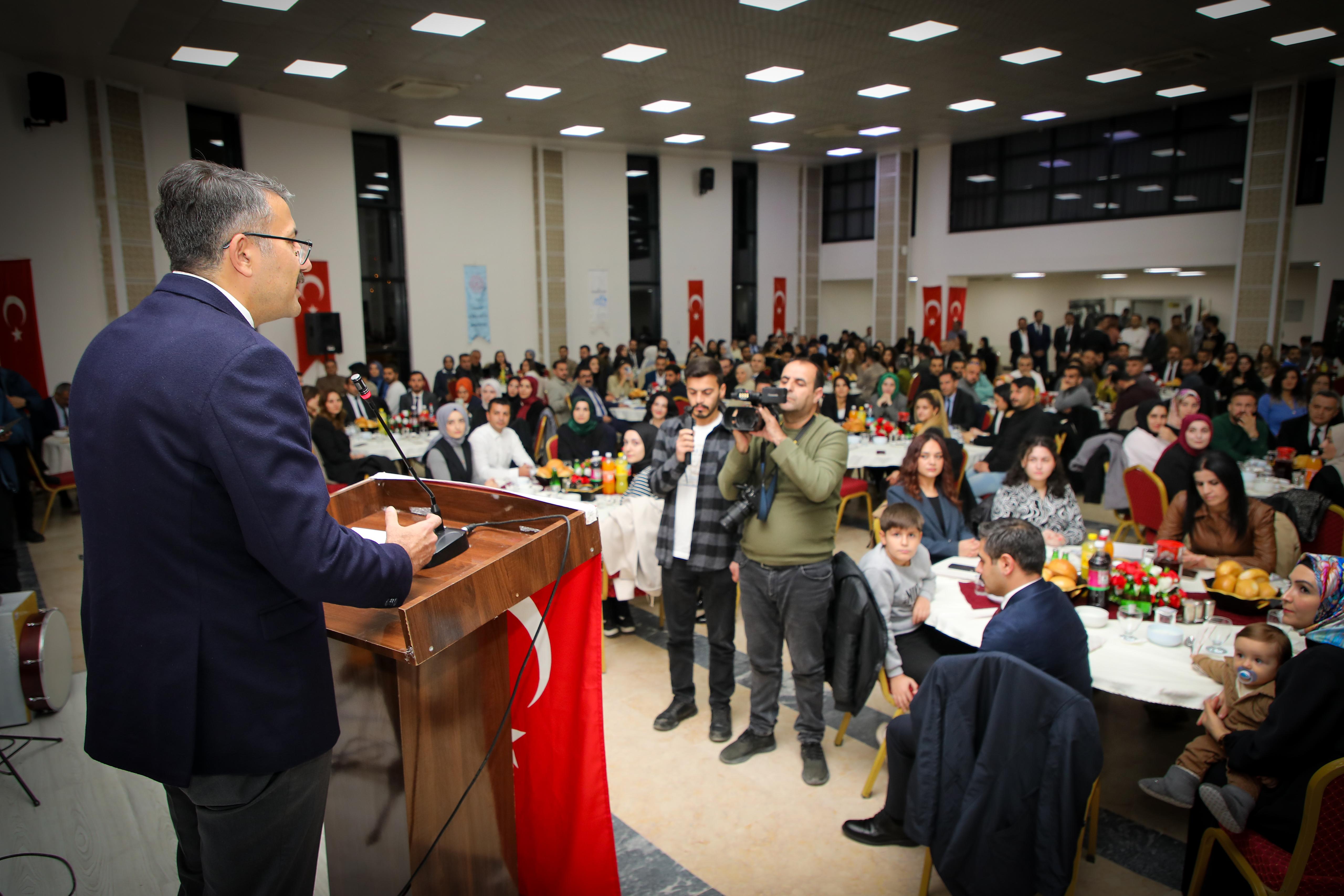 Hakkari’de öğretmenler yemekte buluştu