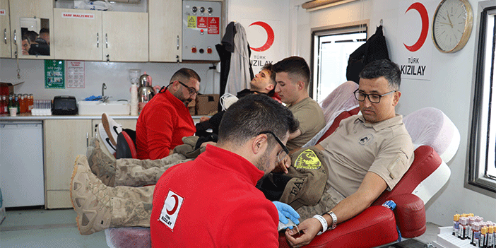 Hakkari'de jandarmadan kan bağışına destek