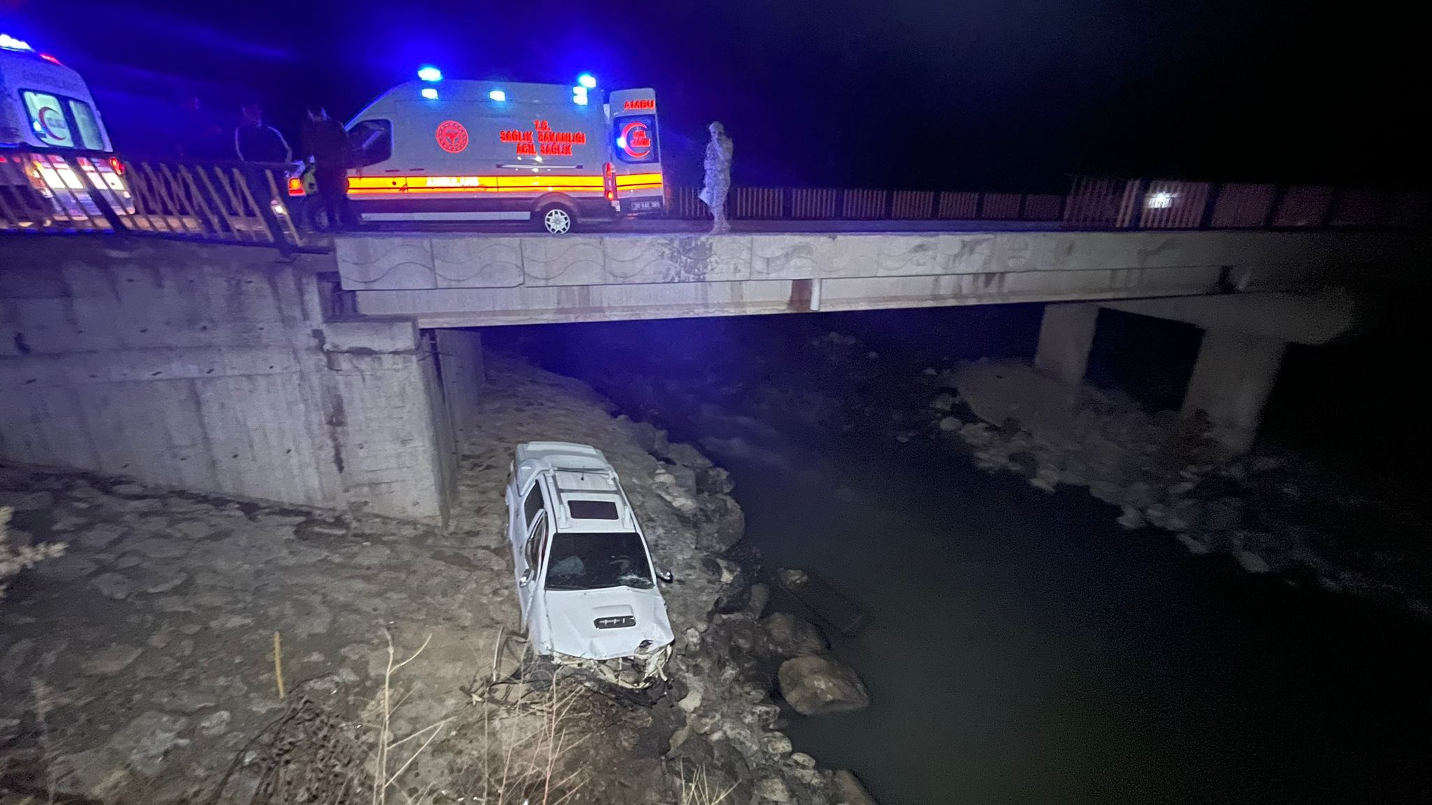 Hakkari'de Araç zap suyuna uçtu