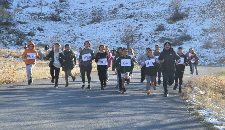 Hakkari'de Sporcular Köy yolunda antrenman yapıyor