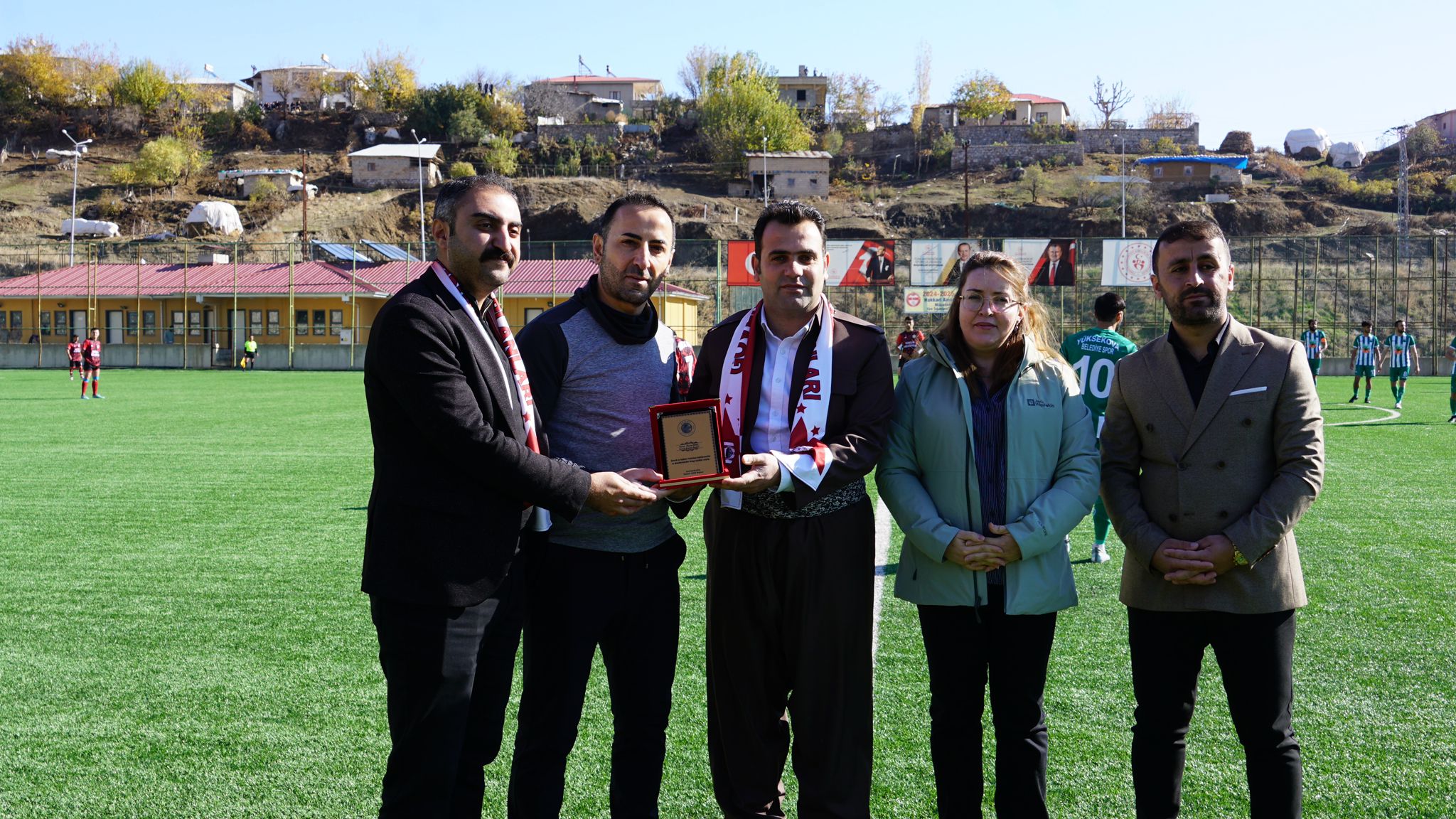 Hakkari ASKF'den Başkan Dinç'e plaket