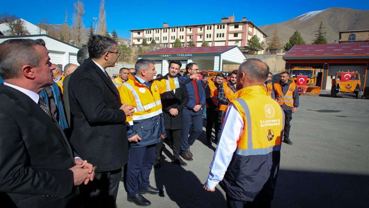 Hakkari ve ilçelerinde karayollarınca kış öncesi hazırlıklar tamamlandı