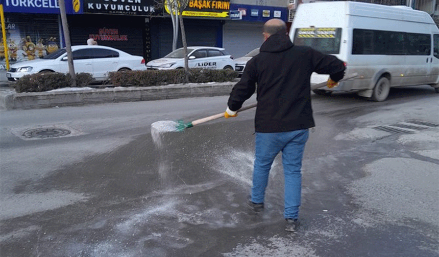 Hakkari'de buzlanan yollar tuzlandı