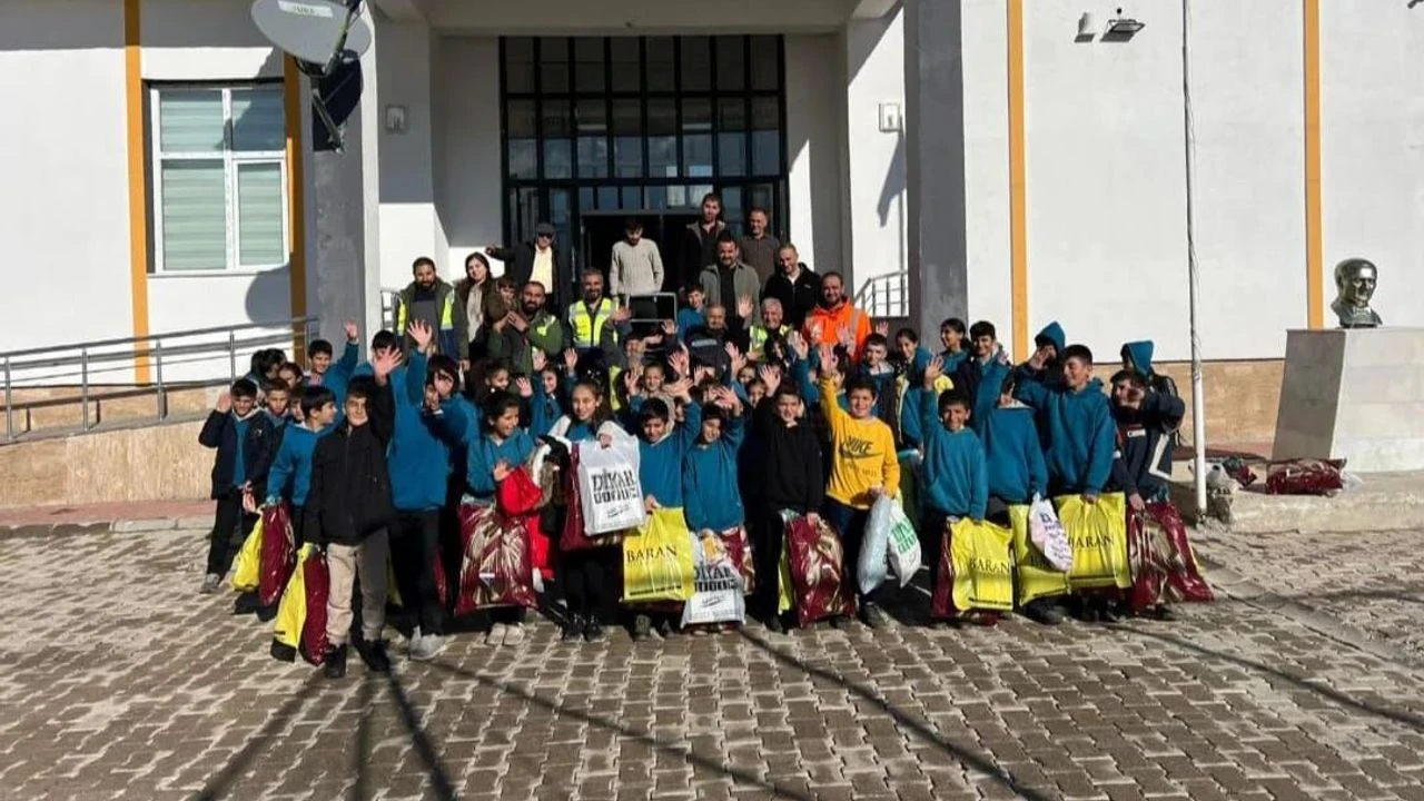 Yüksekova'da 63 öğrenciye mont ve ayakkabı desteği