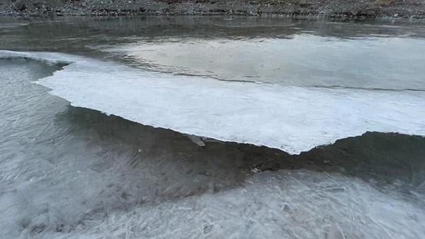 Yüksekova'da dereler buz tuttu