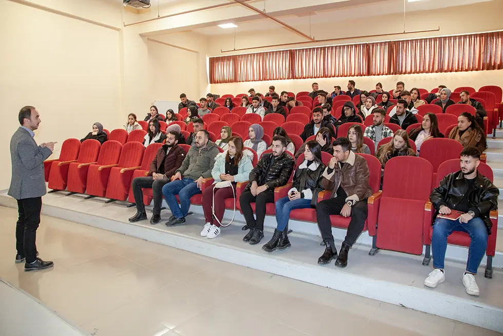Hakkari Üniversitesinde Kariyer Semineri Düzenlendi