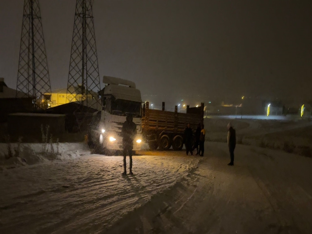 Yüksekova'da kar; araçlar yoldan çıktı