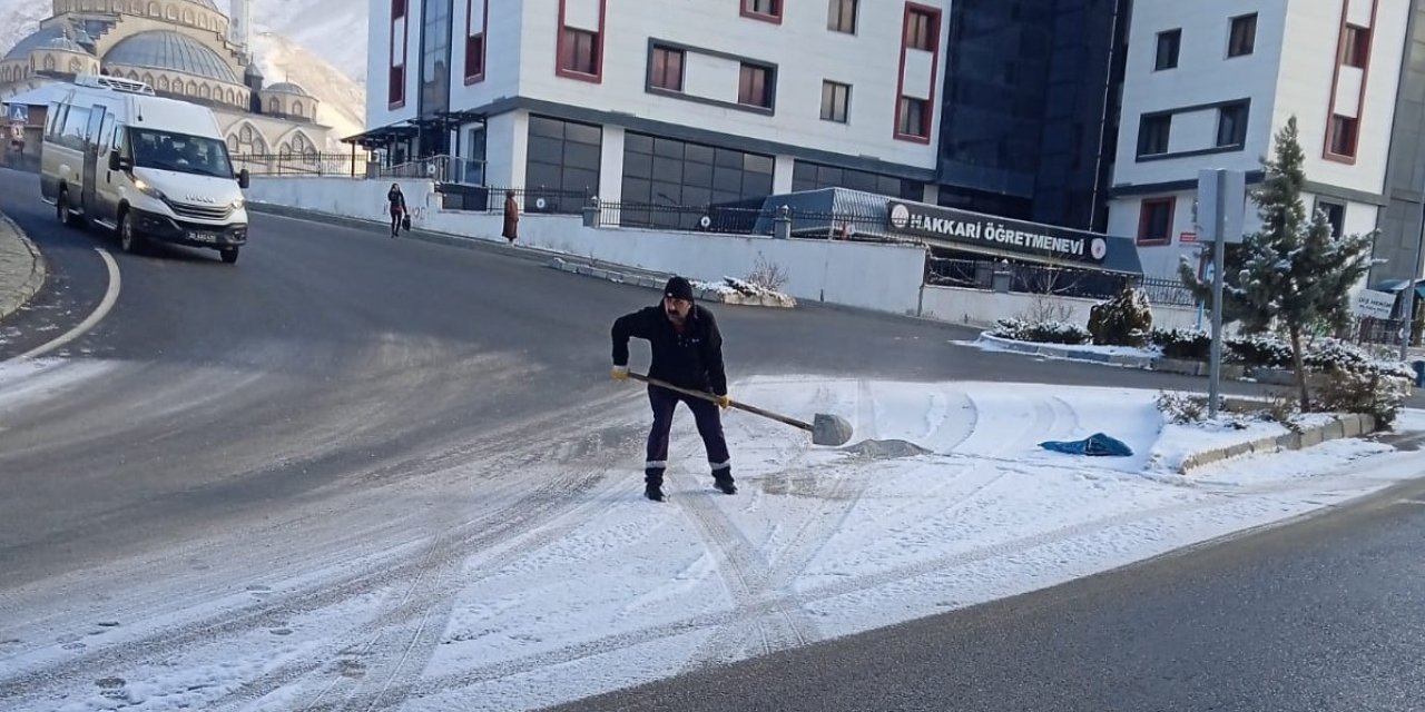Hakkari Belediyesinden tuzlama çalışması!