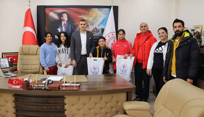 Hakkari’de başarılı sporculara ödül