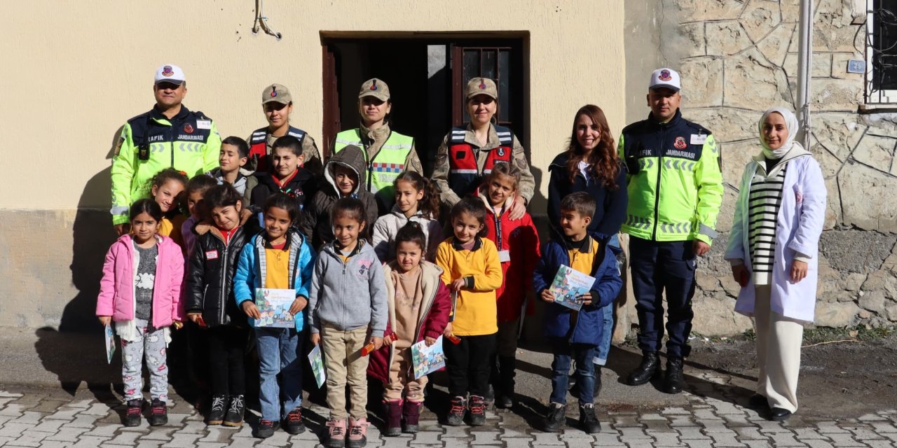 Hakkari Jandarmadan köy öğrencilerine trafik eğitimi