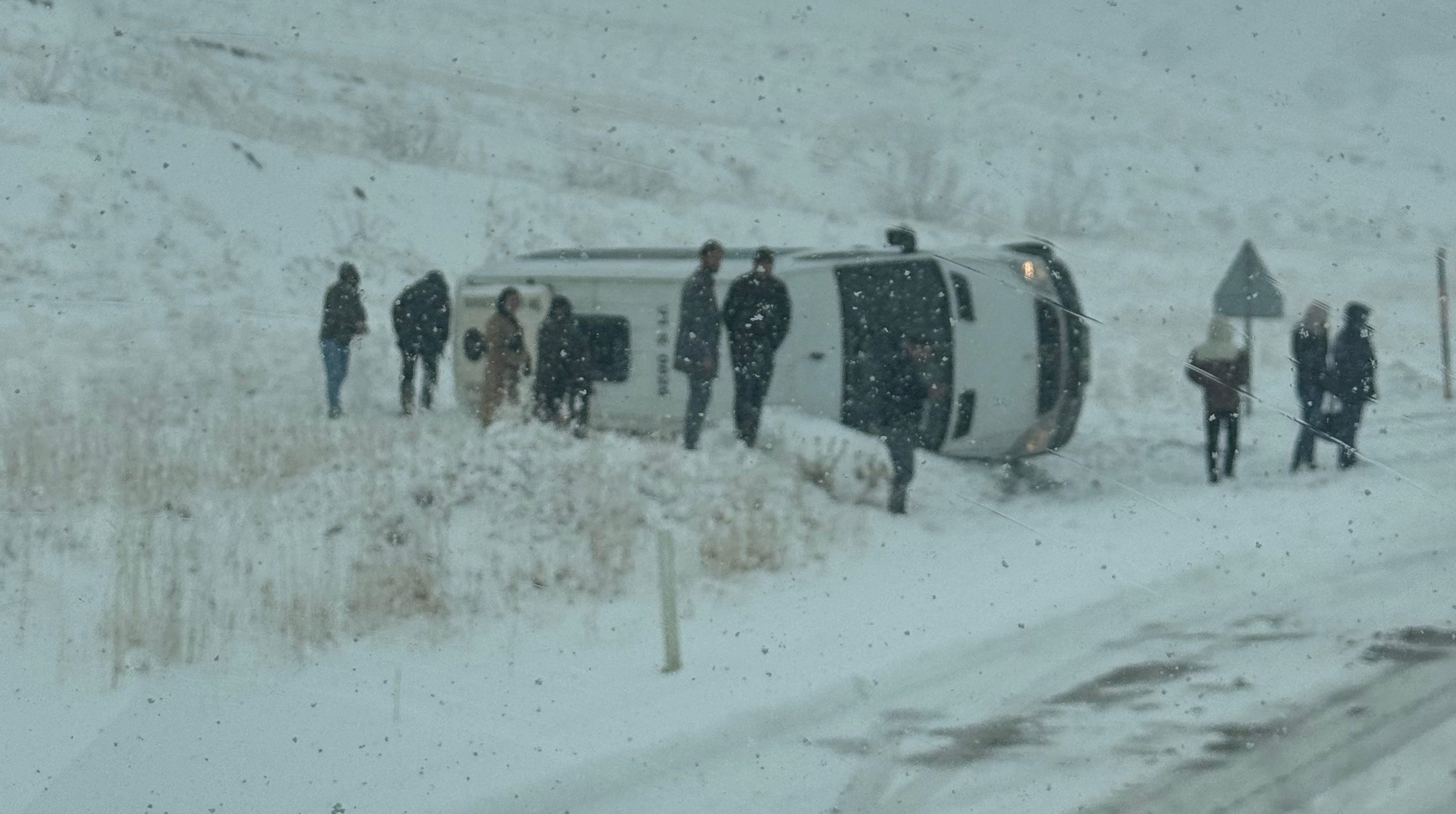 Hakkari-Van karayolunda yolcu minibüsü devrildi!