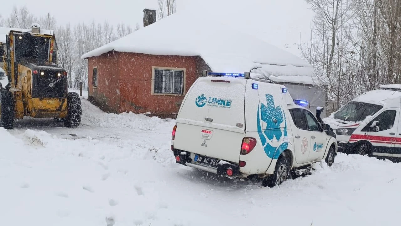Yüksekova’da ekipler seferber oldu: 8 hastayı kurtardı