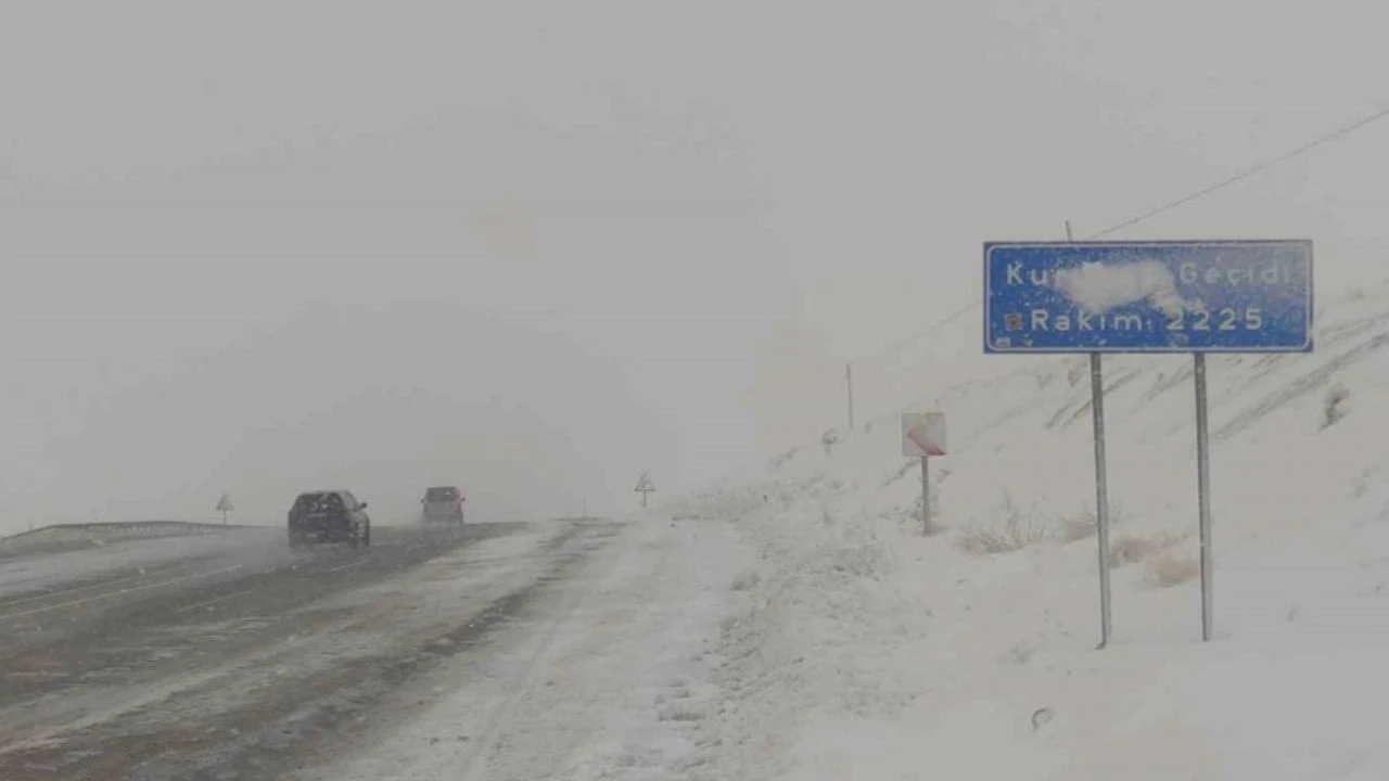 Hakkari-Van karayolu ulaşıma kapatıldı!