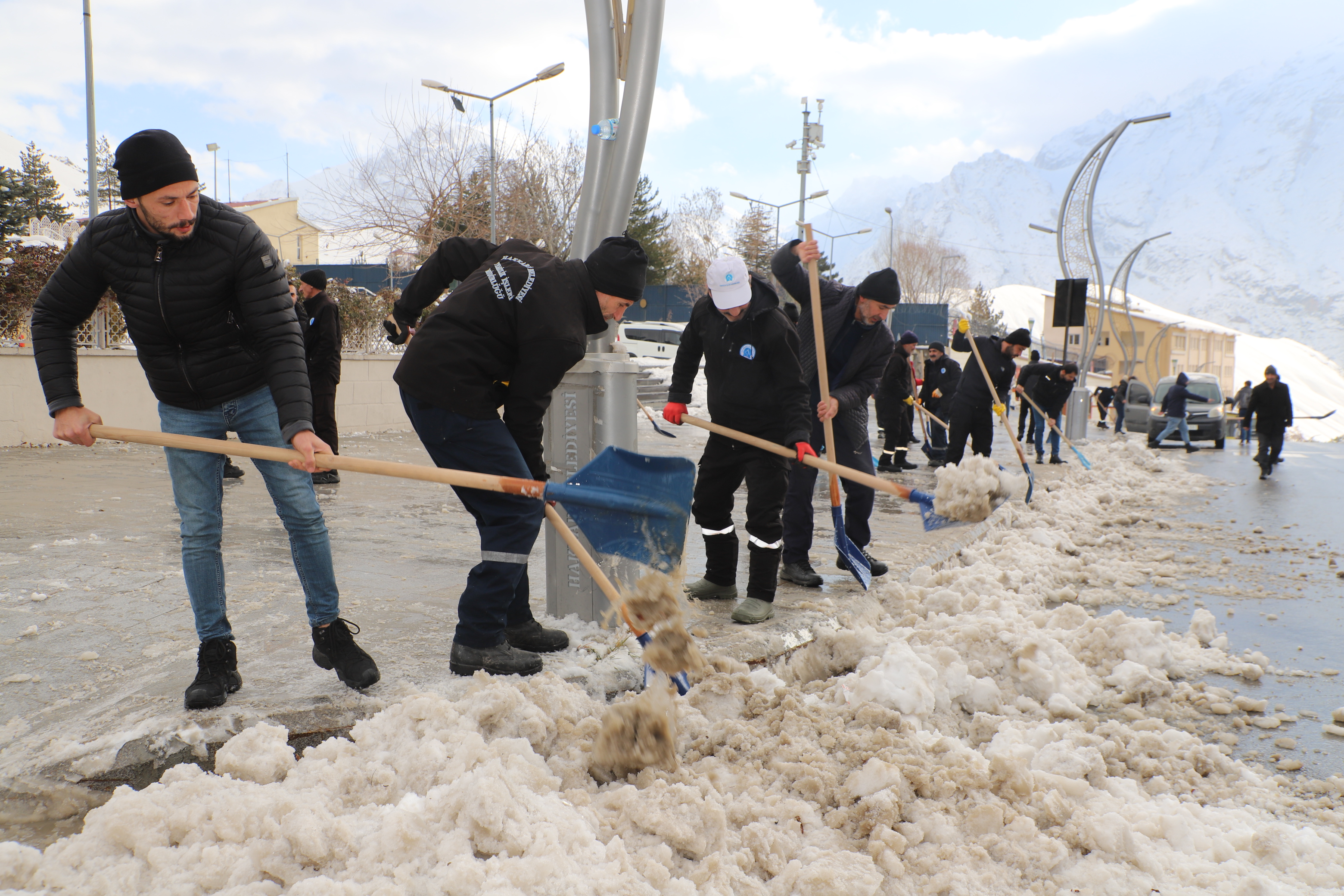 Hakkari Belediyesinden Kar temizleme çalışması!