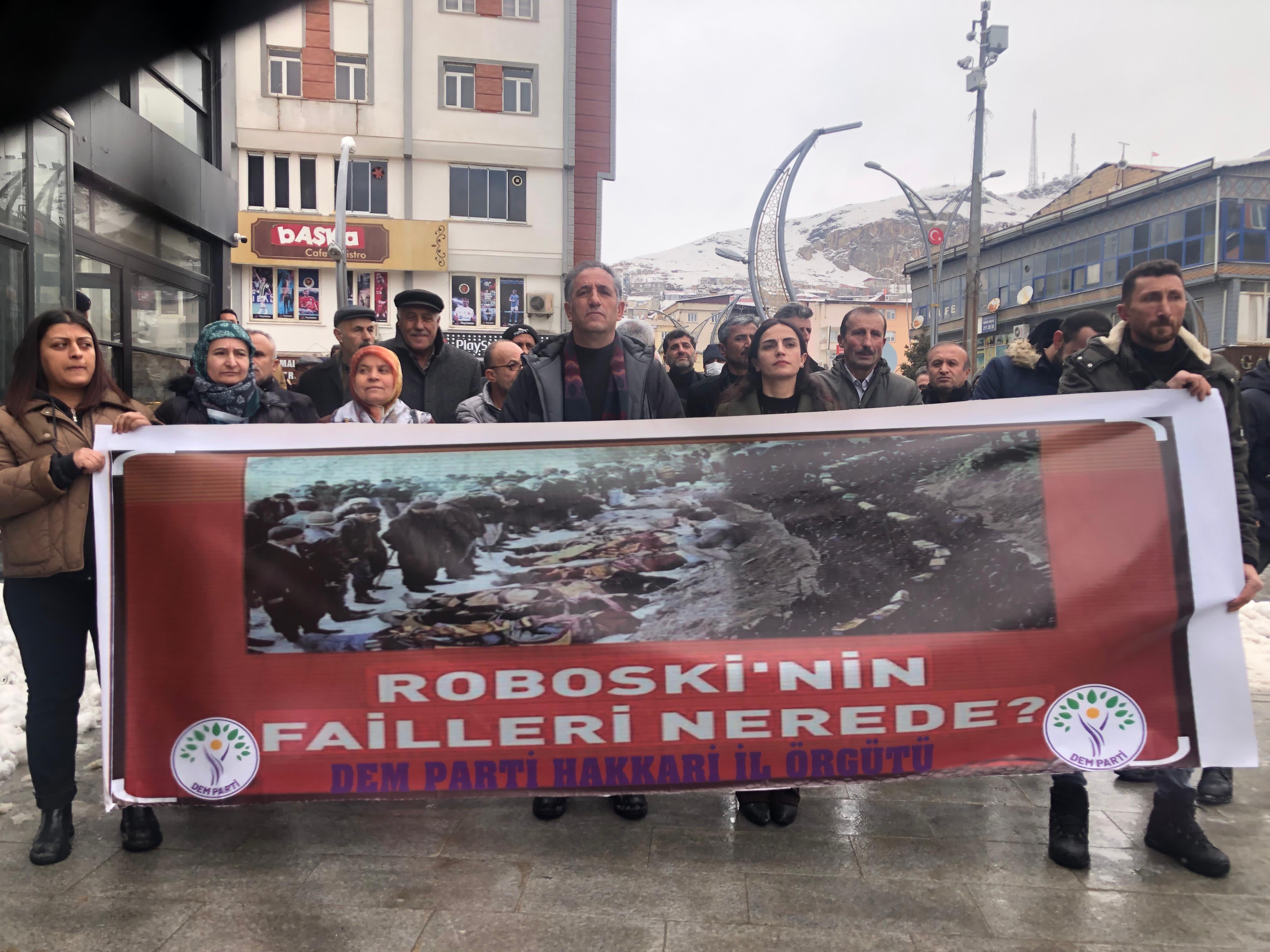 Hakkari'de Roboski için açıklama ve oturma eylemi