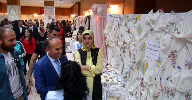 Yüksekova’da el sanatları sergisi açıldı