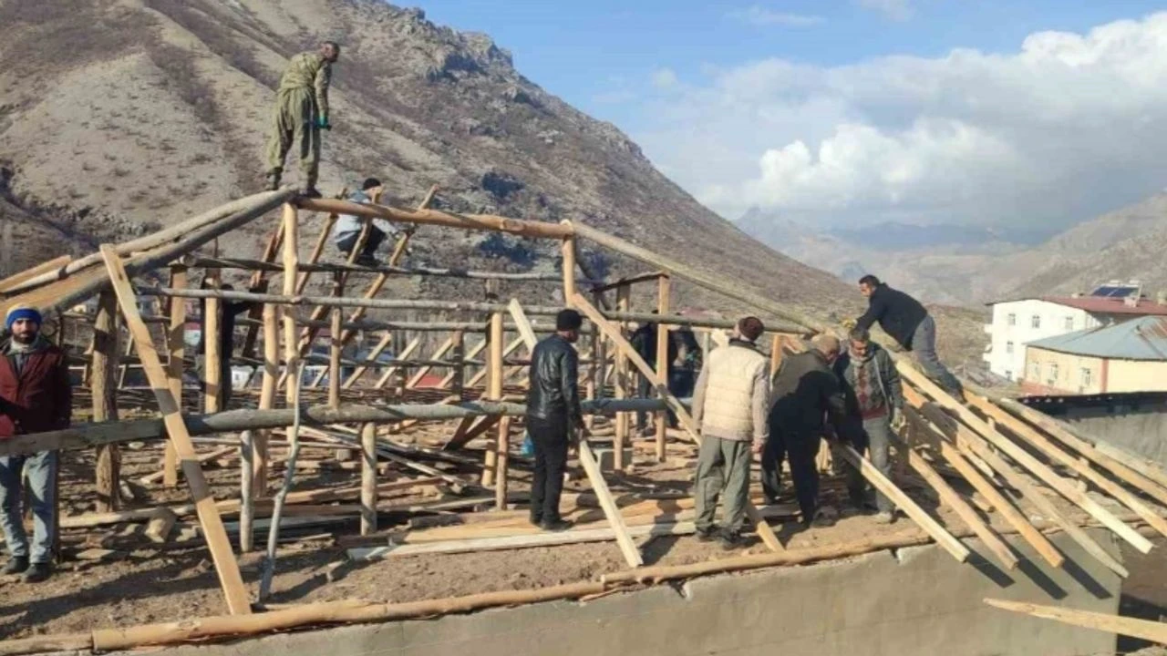 Hakkari’de şiddetli rüzgar çatıları uçurdu