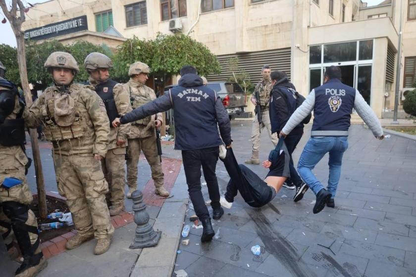 Batman ve Dersim’de kayyım 15 kişiyi işten çıkardı