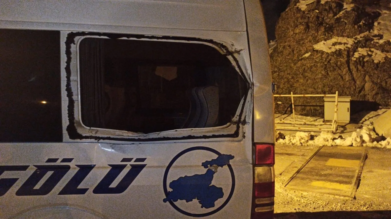 Hakkari-Yüksekova karayolunda Minibüs üzerine Kaya düştü!