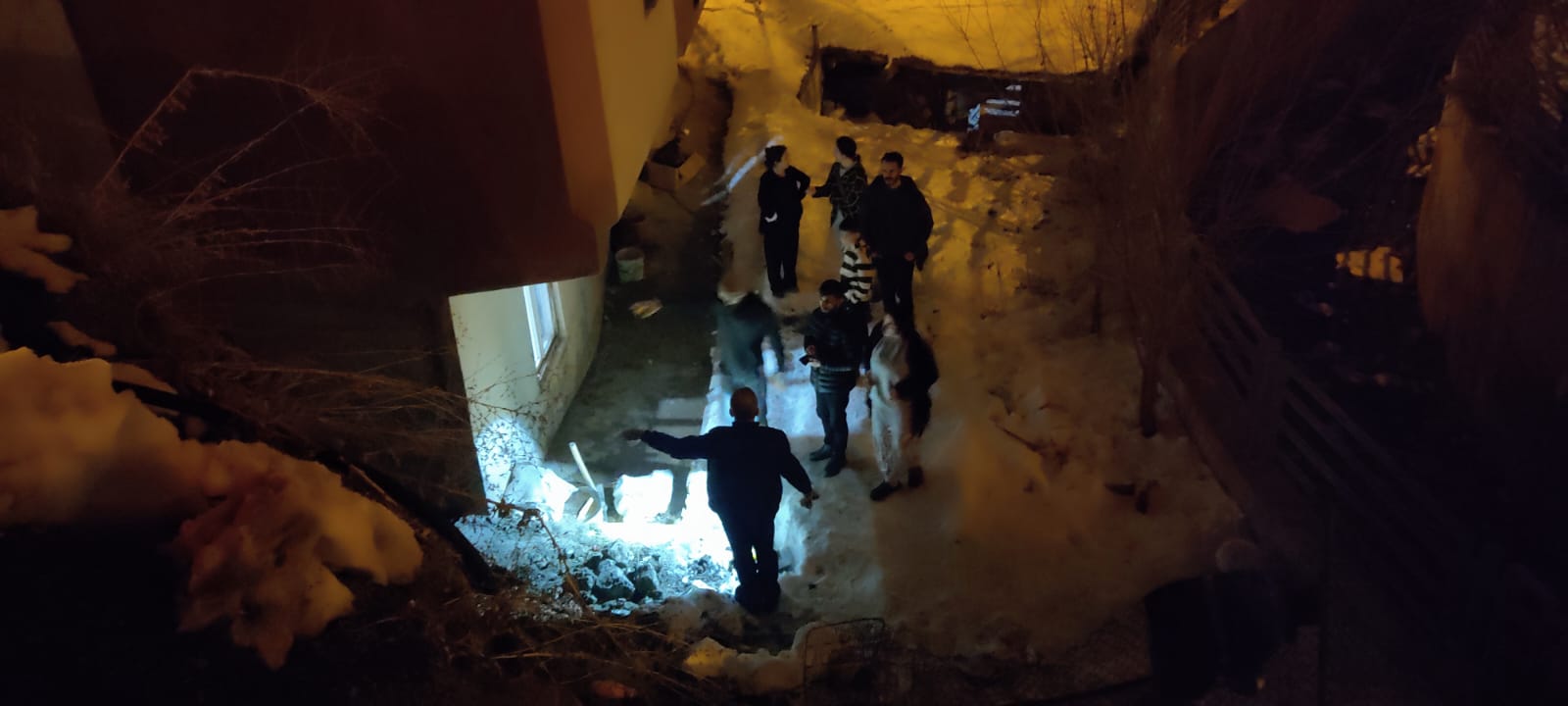 Belediye ekipleri gece dondurucu soğukta su arızası giderdi