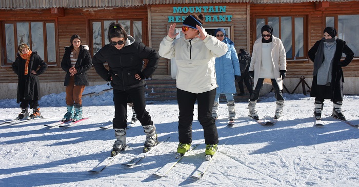 Kar görmemiş öğrenciler Hakkari'de kayak dersi alıyor