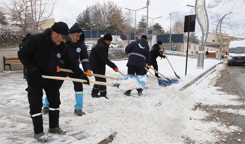 Hakkari'de ekipler kar mesaisinde!