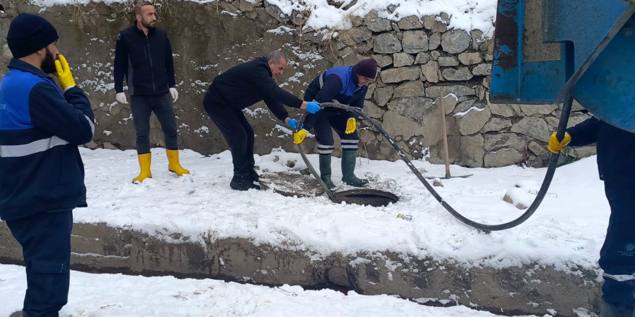 Hakkari'de Dondurucu soğukta su çalışması!
