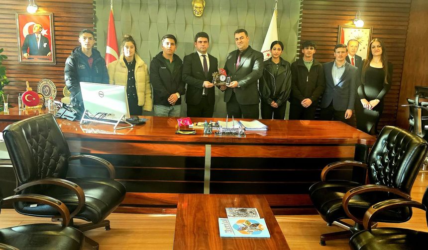 Çanakkale'ye dönen öğrencilerden Müdür Yılmaz'a ziyaret