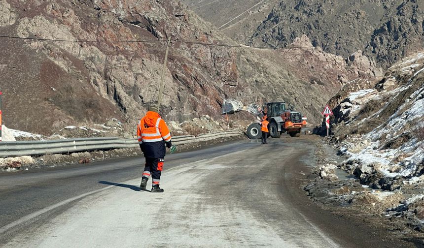 Karayolları ekipleri kayalara karşı teyakkuzda