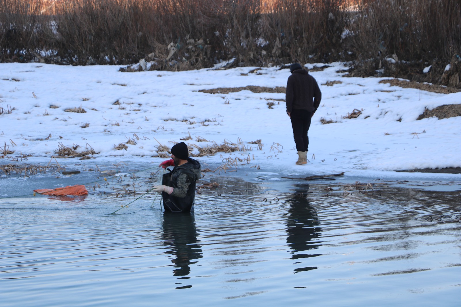 Hakkari'de buz tutan çayda balık avı!