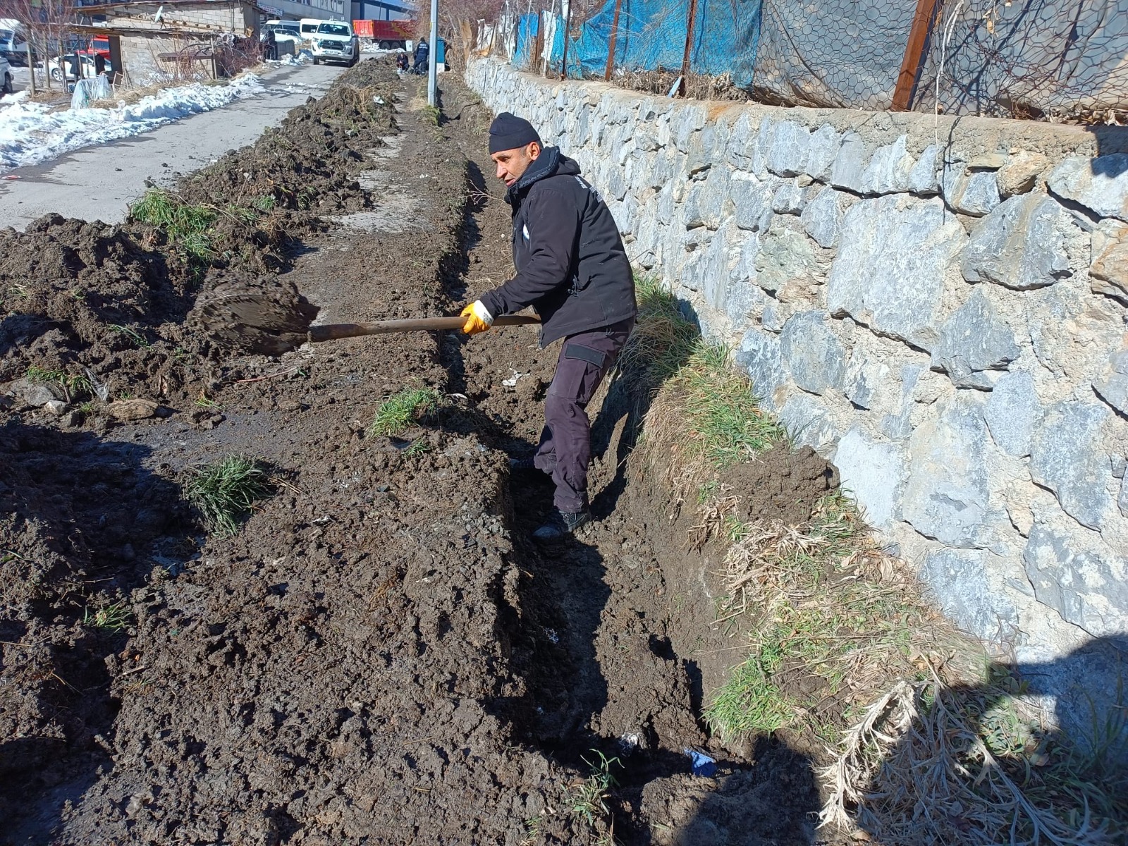 Belediye ekipleri, Kış Ortasında Kanal Temizleme Çalışmalarını Sürdürüyor