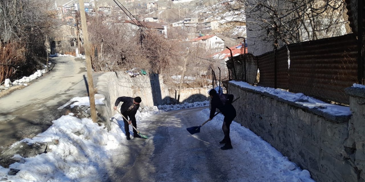 Hakkari belediyesinden Buzla mücadele çalışması!