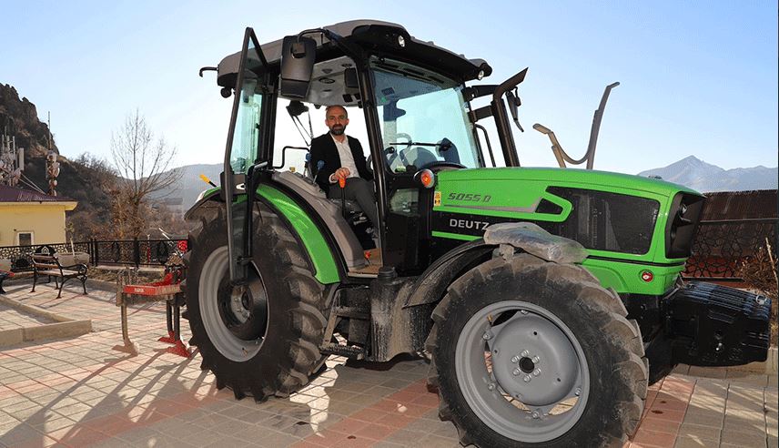 Başkan Demir çiftçiler için traktör satın aldı