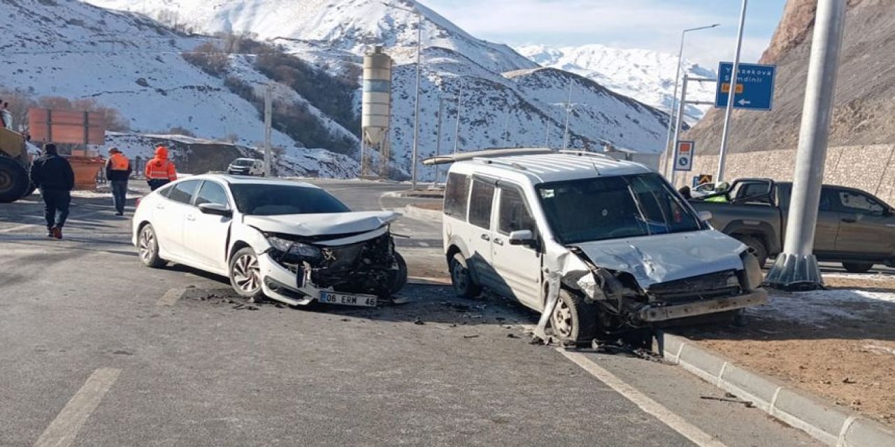 Hakkâri- Yüksekova karayolunda kaza