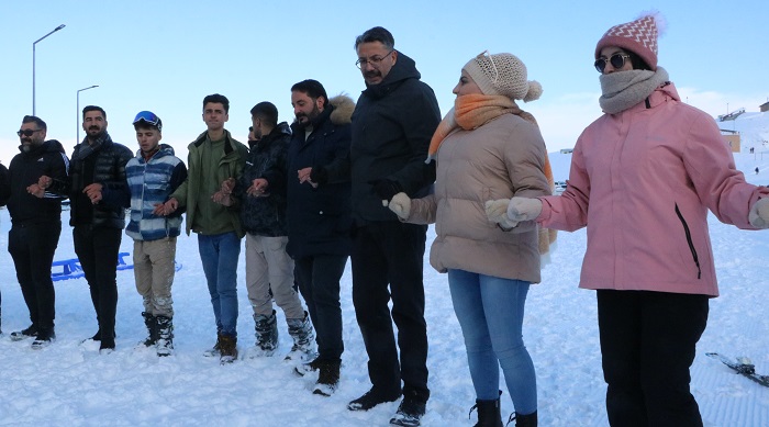 Vali Çelik, Halaylarla Kayak sezonunu açtı!