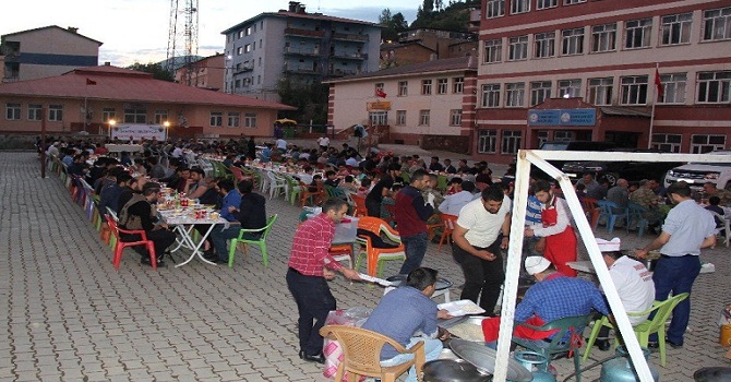 Şemdinli Belediyesinden İftar Yemeği