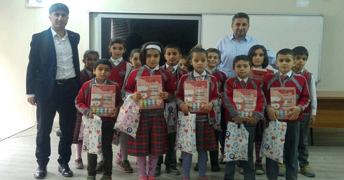 Hakkari'de Öğrencilere kitap ve kırtasiye yardımı