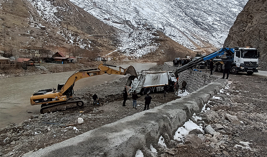 Zap'ın kenarına devrilen çöp kamyonu kaldırıldı