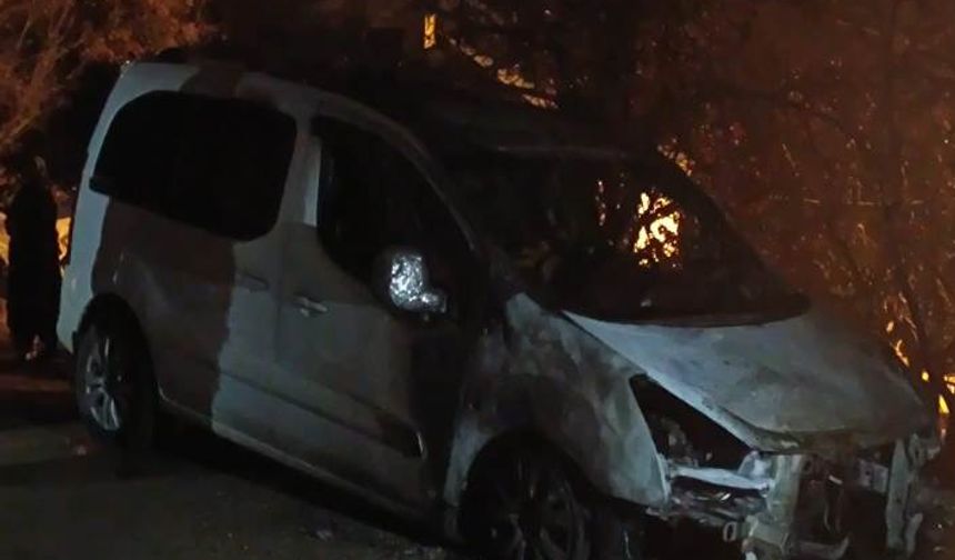 Hakkari'de park halindeki hafif ticari araç yanarak kül oldu