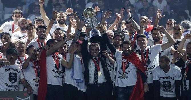 Beşiktaş şampiyonluk kupasını kaldırdı