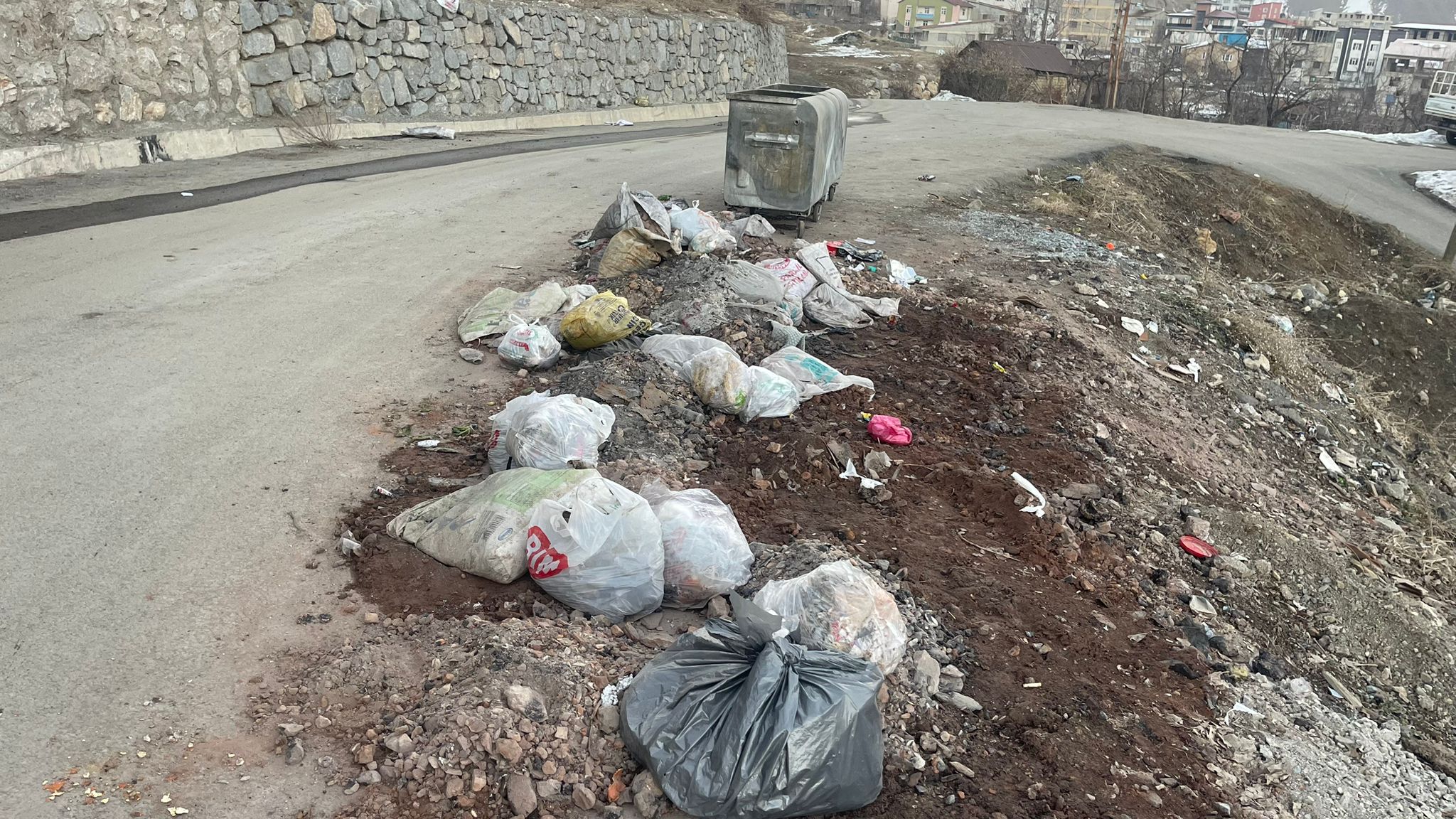 Hakkari'de vatandaşlardan Belediyeye Çöp tepkisi!