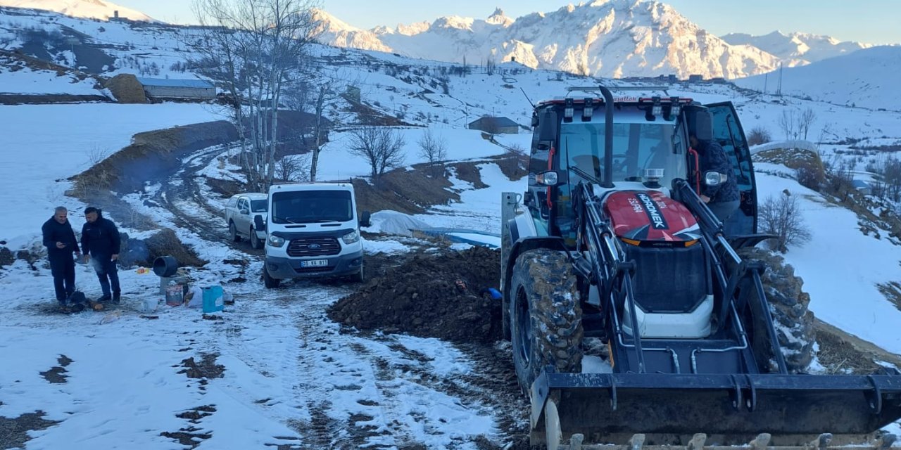 Hakkari’de dondurucu soğukta su arızası mesaisi