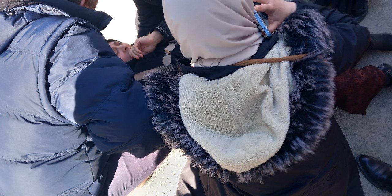 Hakkari'de korkutan kaza: Otomobil yayaya çarptı