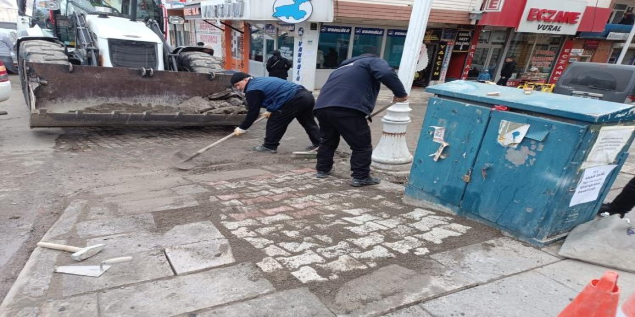 Dondurucu soğukta kaldırım onarımı